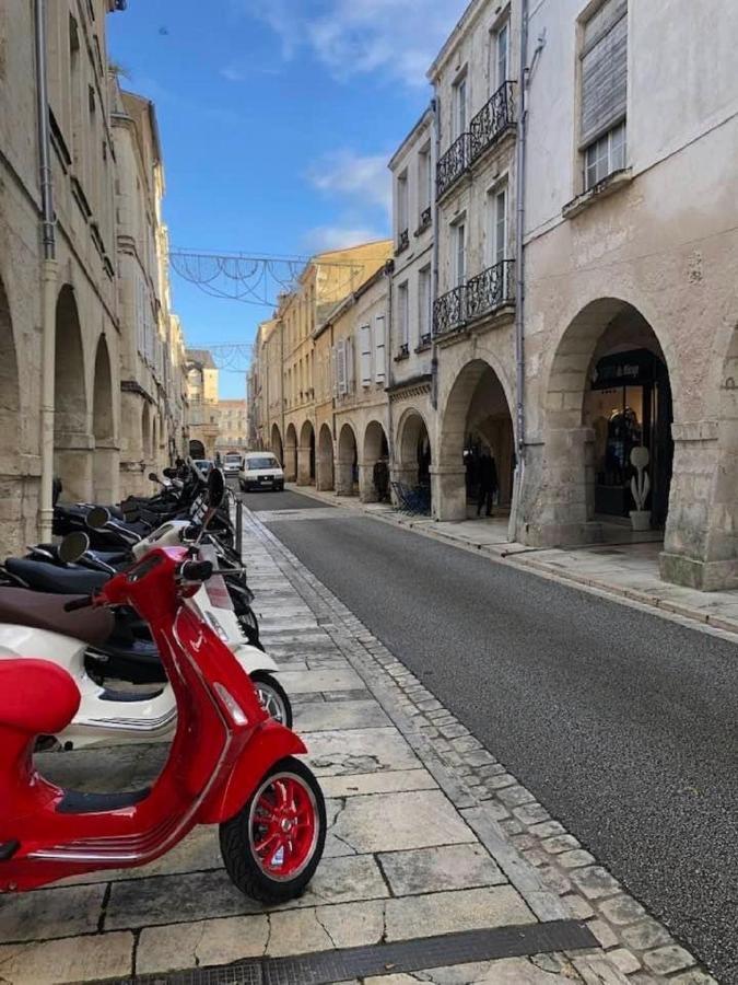 Charmant Cocon Iode Cosy Equipe, Baigne De Lumiere, Situe Au Coeur De La Rochelle A 1Min A Pied Du Marche Central Avec Tv Et Wifi Esterno foto