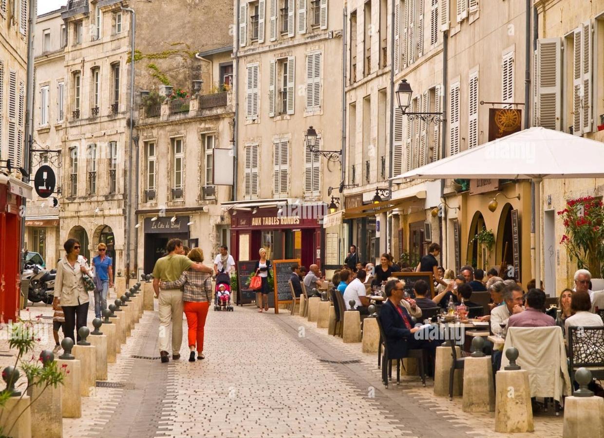 Charmant Cocon Iode Cosy Equipe, Baigne De Lumiere, Situe Au Coeur De La Rochelle A 1Min A Pied Du Marche Central Avec Tv Et Wifi Esterno foto